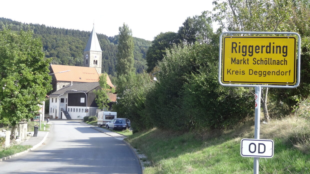 Ortsschild Riggerding in der Sonnendwaldregion Schöllnach Ortsschild Riggerding Sonnenwaldregion
