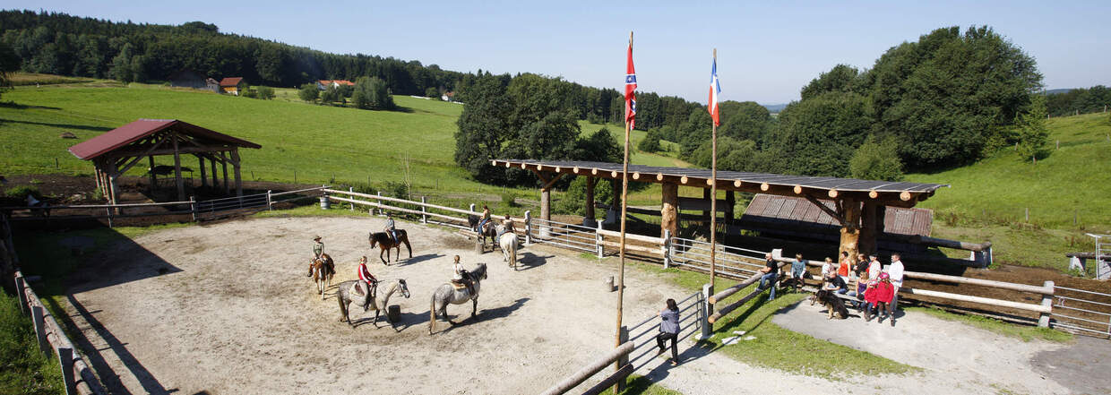 Reitplatz aus Vogelperspektive Reiterhof Habereder