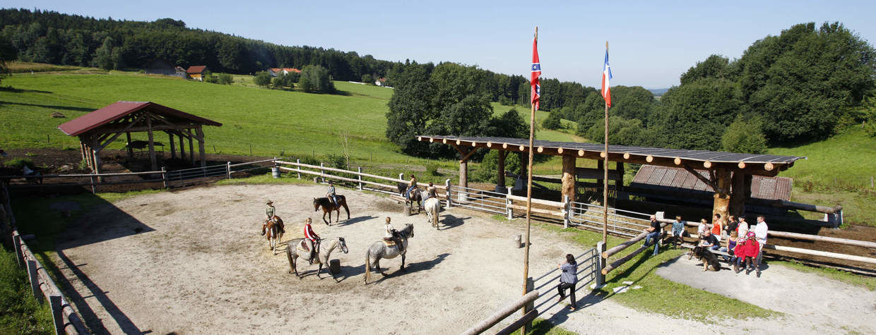 Reitplatz aus Vogelperspektive Reiterhof Habereder