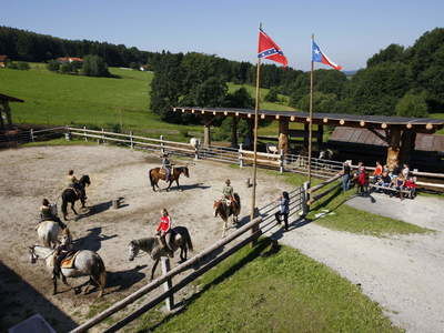 Reitplatz aus Vogelperspektive Reiterhof Habereder