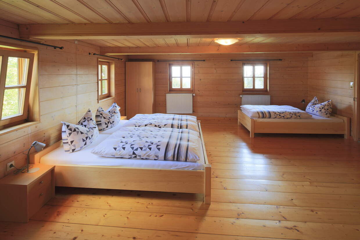 Ein Schlafzimmer in einer Ferienwohnung im Reiterhof Habereder Schlafzimmer in Ferienwohnung Reiterhof Habereder